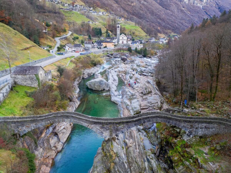 Přehrada Verzasca ve Švýcarsku.