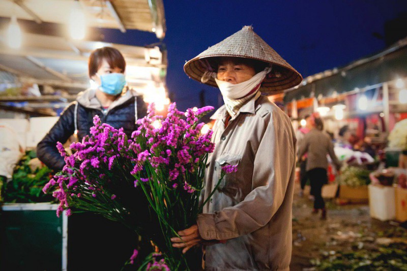 Prodavačka květin v Hanoji.
