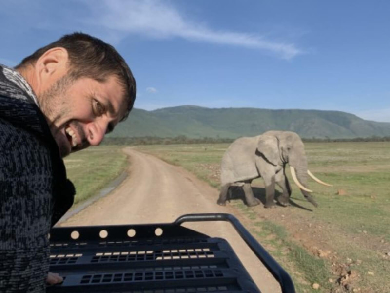 Průvodce CK SEN na safari v Ngorongoro se slonem v pozadí.