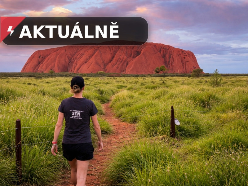 Průvodkyně CK SEN stojí před Uluru po dešti
