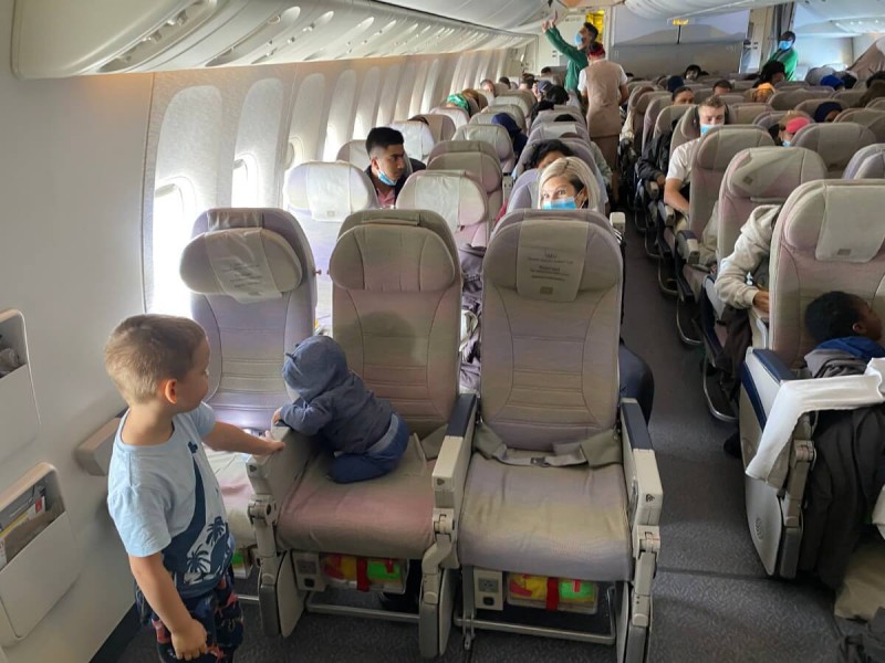 Dvě děti sedící v první řadě letadla.