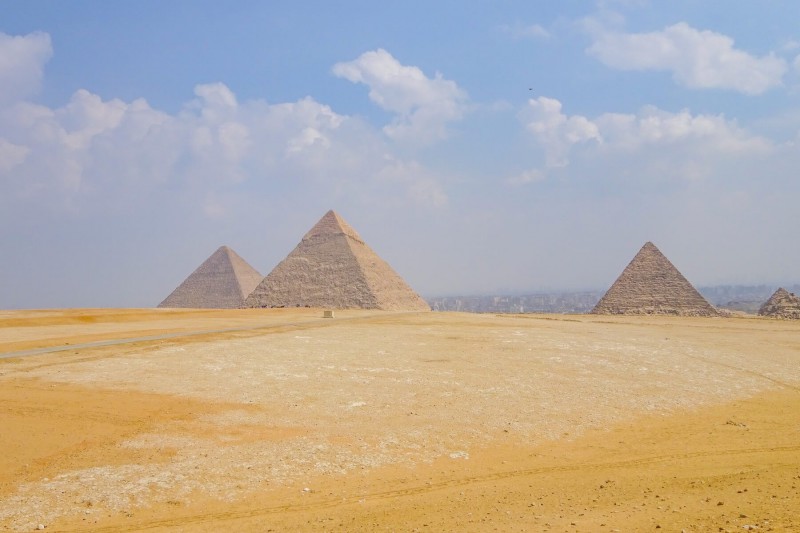 Pyramídy a výhled na Káhiru.