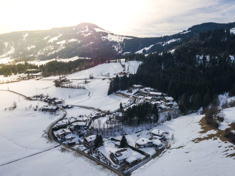 Pohled na zasněžené město Kitzbühel v Rakousku.