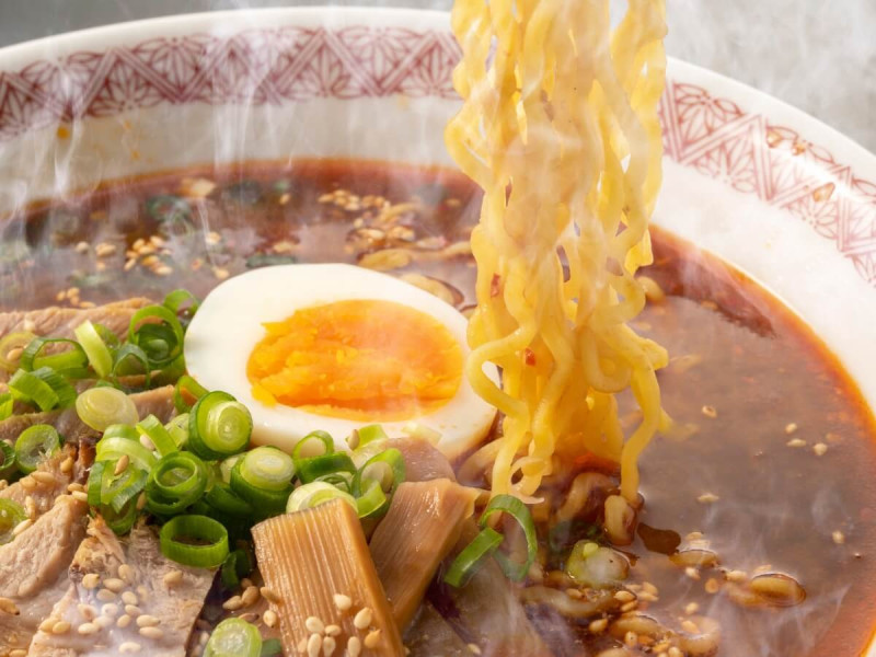 Nudle v horké polévce ramen.