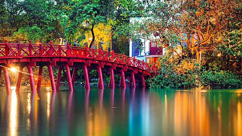 Červený most na jezeře Hoan Kiem.