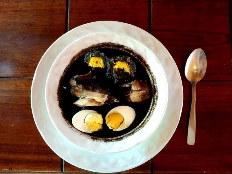 Černé jídlo s masem a vajíčkem Relleno negro.