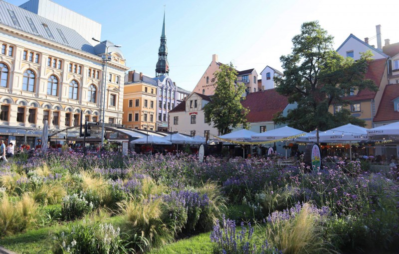 Kavárny a restaurace na náměstí v Rize.