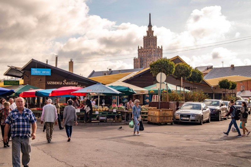 Největší tržiště v Rize a v pozadí budova Lotyšské akademie věd.