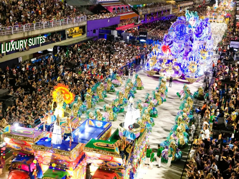 Festival každoročně přitahuje miliony návštěvníků z celého světa.