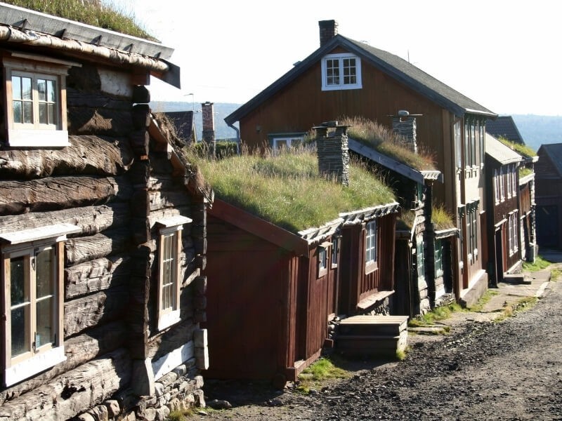 Autentický venkov v norském městečku Røros.