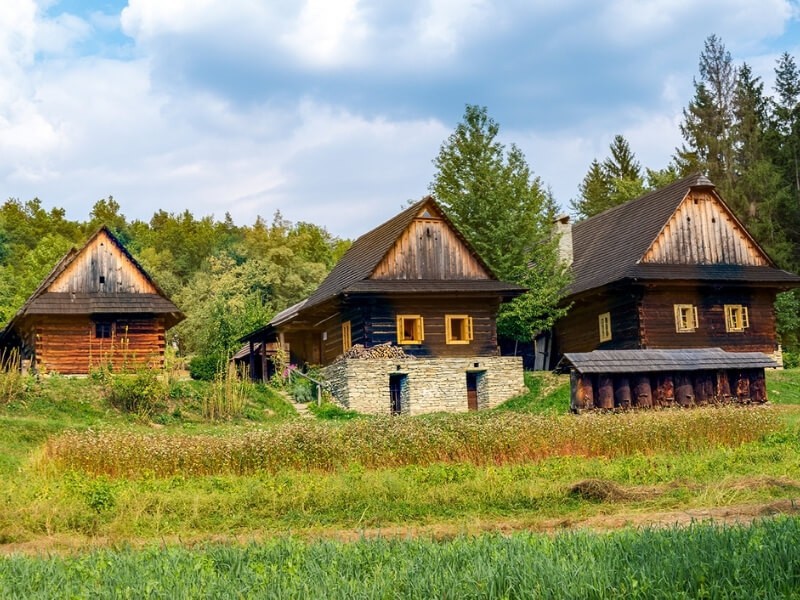Tradiční dřevěné domky v Rožnově pod Radhoštěm.