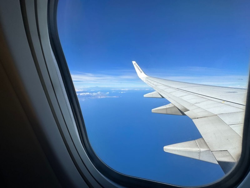 Pohled z okna na křídlo letadla Ryanair. 