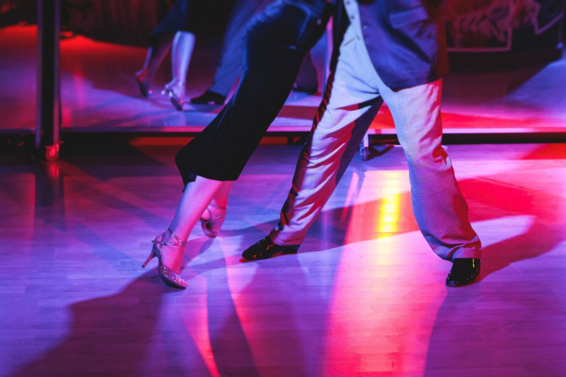 Návštěva místního salsa klubu.