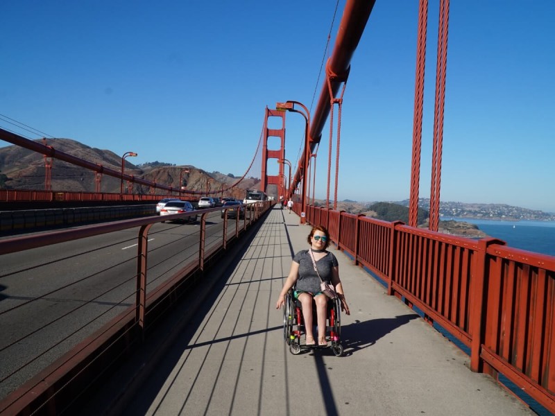 Míša na Golden Gate Bridge v San Francisku.