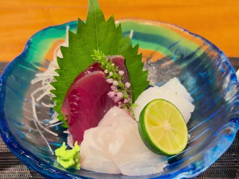 Sashimi s listem shiso, wasabi a limetkou.