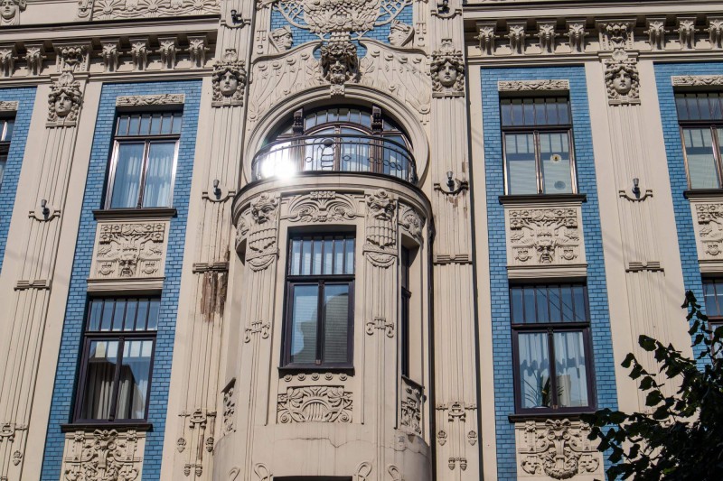 Propracované detaily secesních budov v Rize.