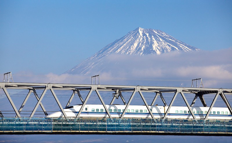 Shinkansen pod Fuji.