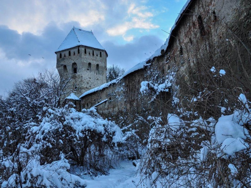 Zasněžené hradby ve městě Sighișoara.