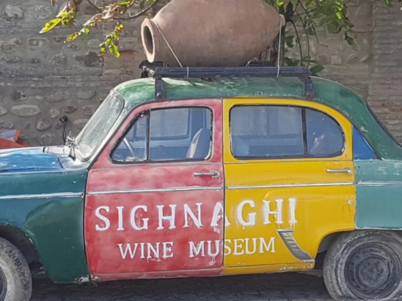 Barevné auto s nápisem Sighnaghi Wine Museum.