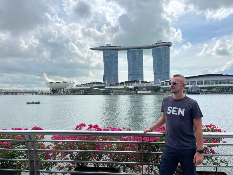 Náš SEN průvodce před hotelem Marina Bay Sands v Singapuru. 