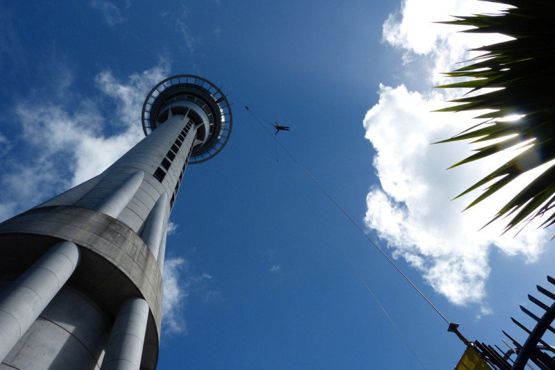 Bungee jumping ze Sky Tower.