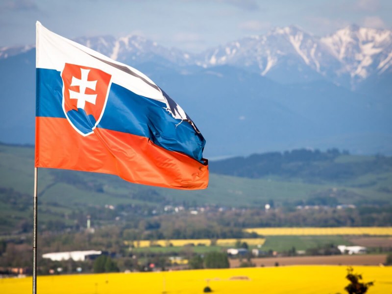 Slovenská vlajka s Tatrami v pozadí.