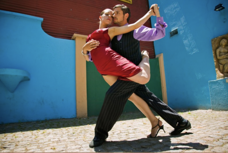 Vášnivé tango v ulicích Buenos Aires