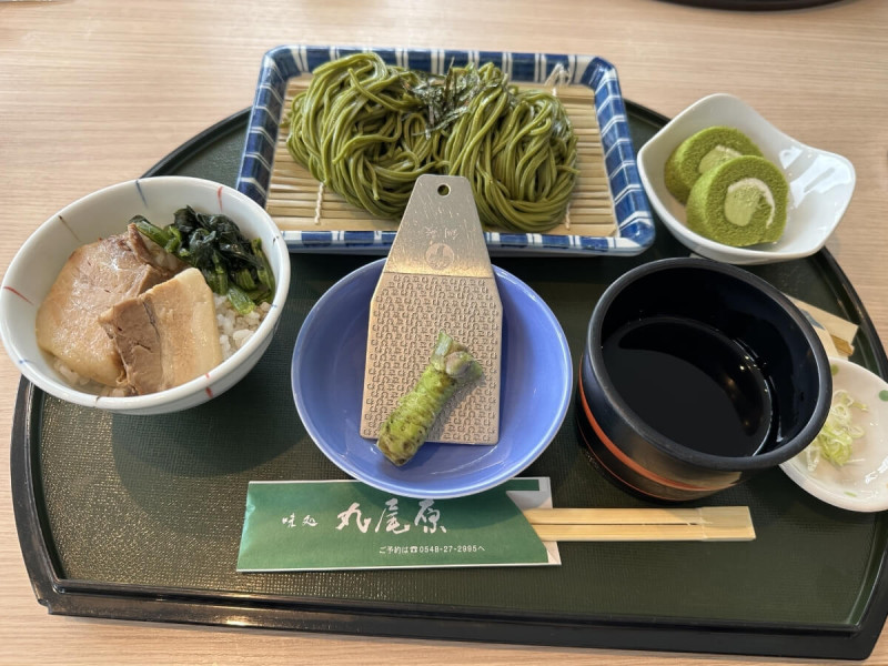 Rezance soba s omáčkou tsuyu, čerstvým wasabi a matcha rolkami.