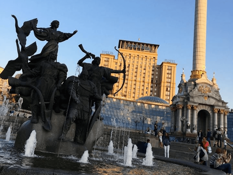 Socha s fontánou na Náměstí nezávislosti. 