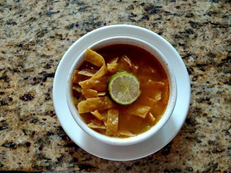 Tradiční aztécká polévka s limetkou Sopa de Lima.