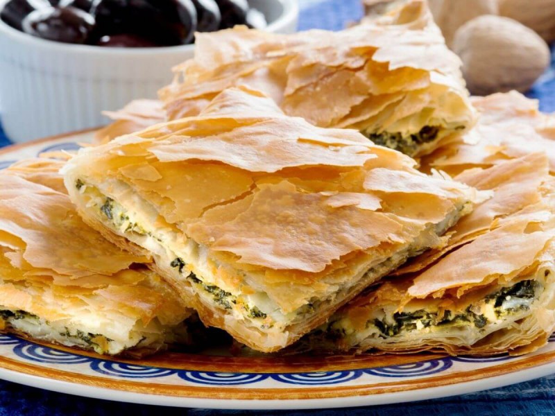 Špenátový koláč z listového těsta Spanakopita.