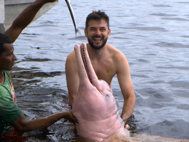 Průvodce CK SEN s růžovým delfínem v Brazílii.
