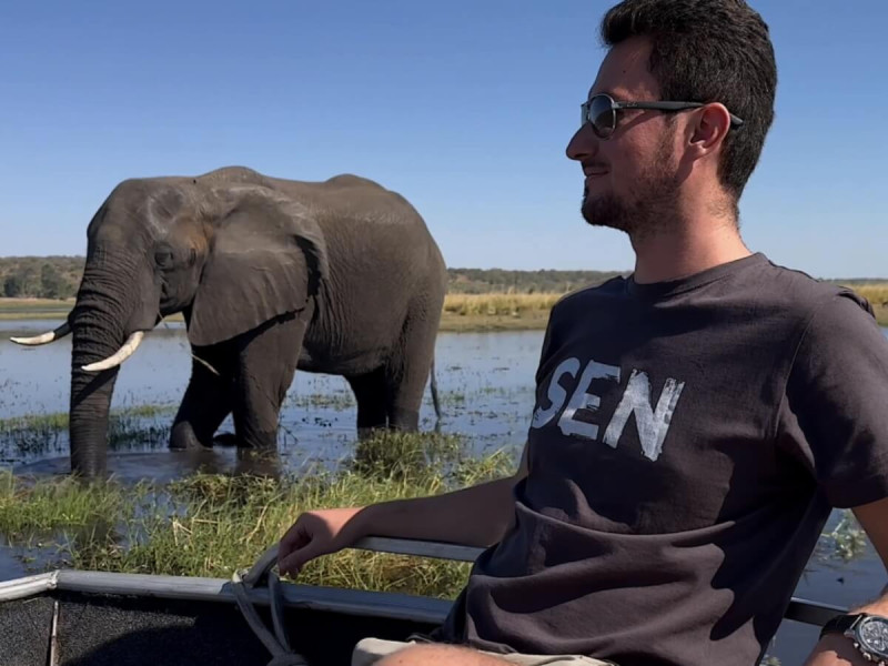 Průvodce CK SEN se slonem na safari v Africe.