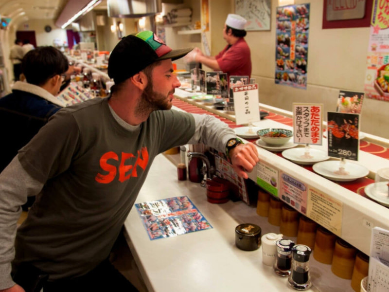 Průvodce CK SEN v sushi restauraci.