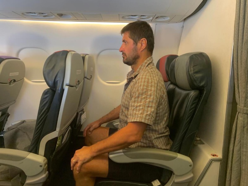 Nenápadné stahování hýždí během sezení v letadle.