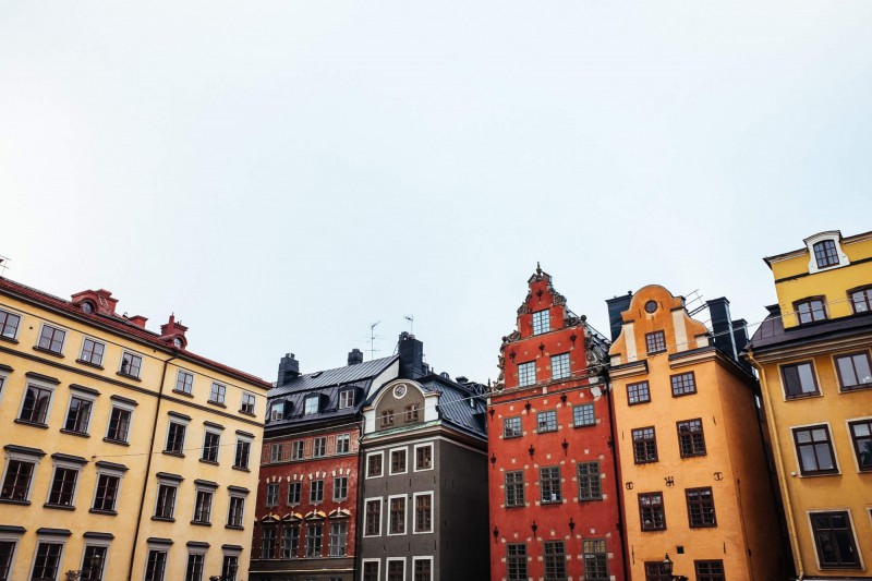 Barevné domky na náměstí Stortorget v Gamla Stan.