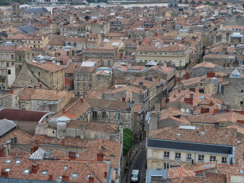 Pohled na střechy Bordeaux.