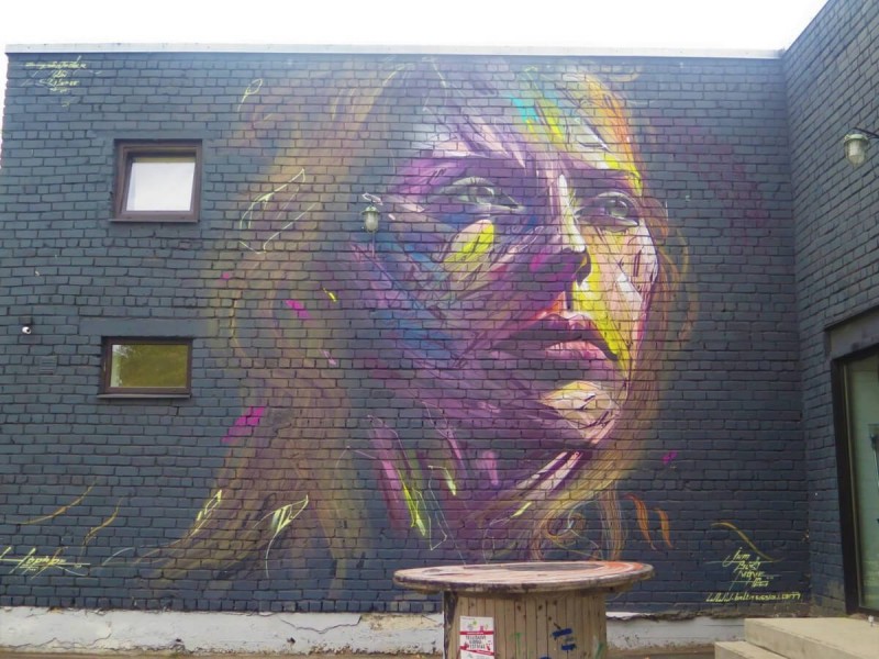 Street art grafitti ženské tváře ve čtvrti Telliskivi.