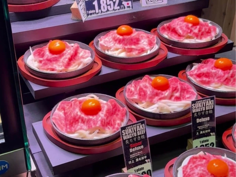 Talíře sukiyaki s vajíčkem.