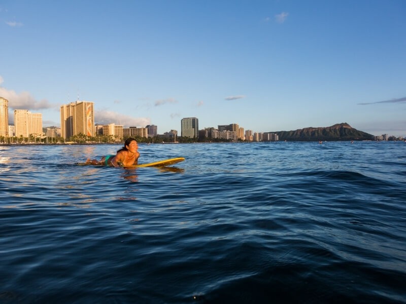 Surfařka v Honolulu.