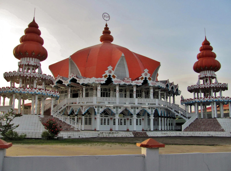 Hinduistický chrám v dřevěném městečku Paramaribo v Surinamu. 