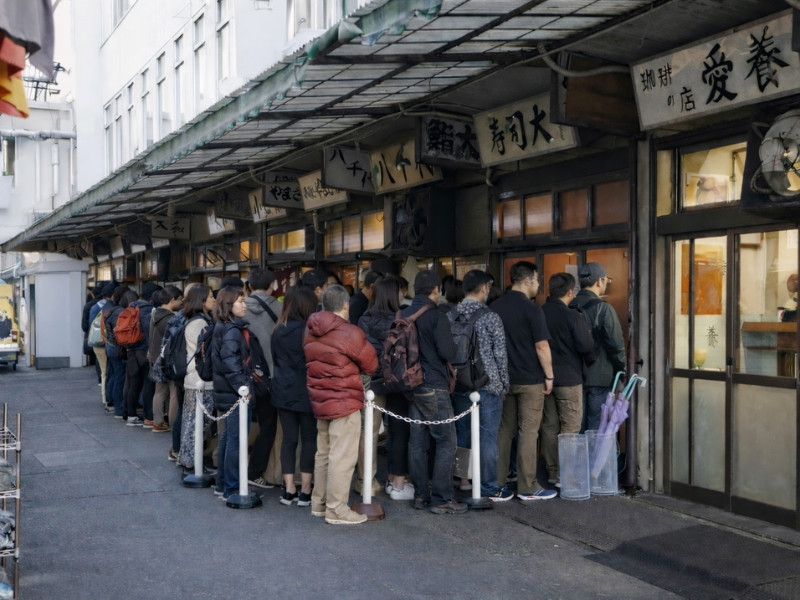 Fronta lidí čekajících na sushi před restaurací Sushi Dai na rybím trhu Tsukidži v Tokiu.