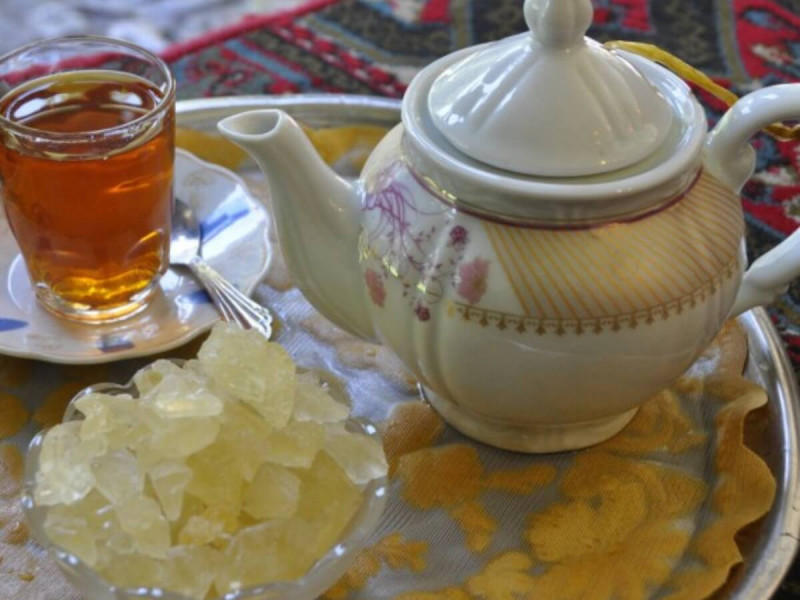 Sladký íránský čaj s estekanem se spoustou cukru.