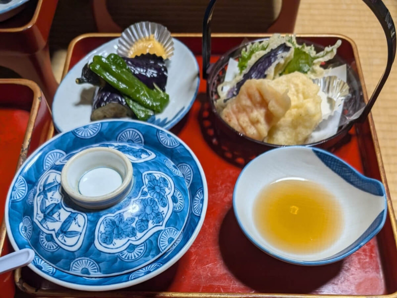 Teishoku s tempurou, nakládanou zeleninou a omáčkou tentsuyu na podnose.