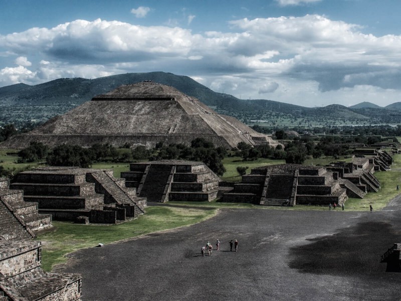 Pyramidy v Teotihuacán.