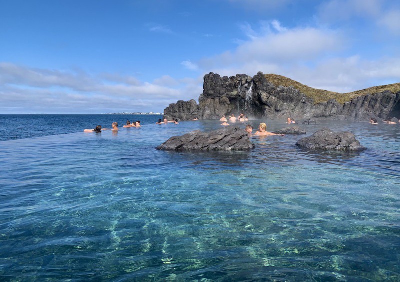 Termální koupele Sky Lagoon v Reykjavíku.