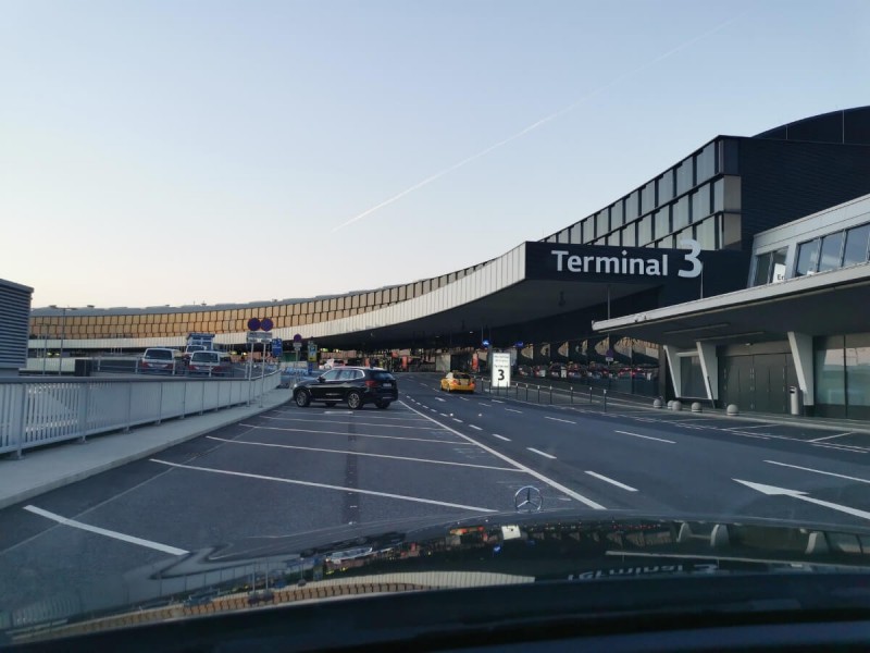 Příjezd autem k terminálu 3 ve Vídni.