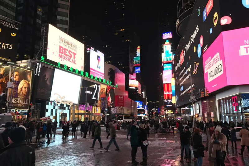 Podvečer na Times Square v New Yorku s davem lidí.
