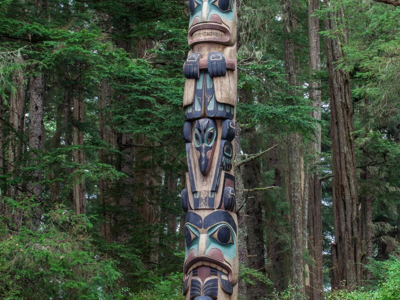 Vyřezávaný dřevěný totem kmene Tlingit na Aljašce.