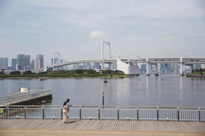 Pohled na Rainbow bridge z promenády.